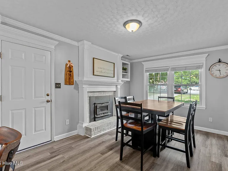 210 E Willowood Ln — Photo 5