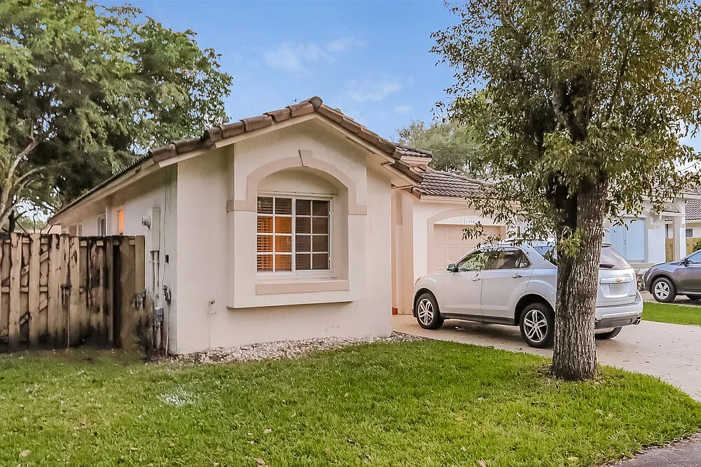 3 bed, 2.0 bath, 1301 sqft, $4,020 — Photo 3