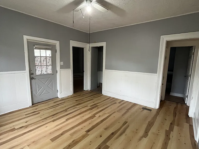 129 E Market St — Photo 9