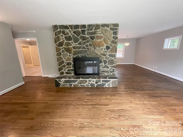 540 Carolyn Ln — Photo 2