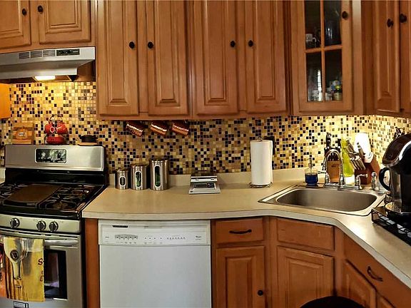 4th image of 143 Charter Oaks Ave