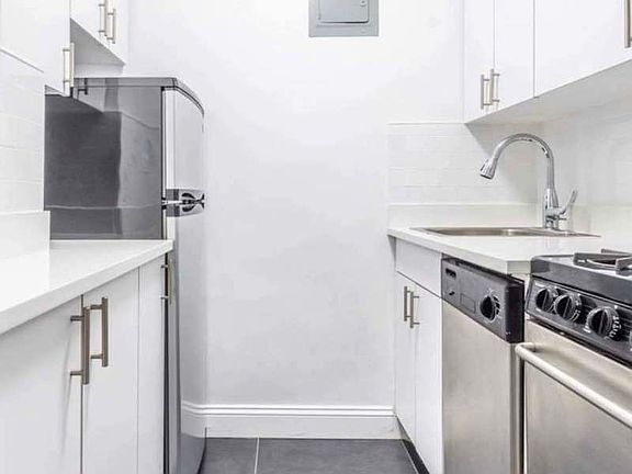 4th image of 165 E 35th St #3R
