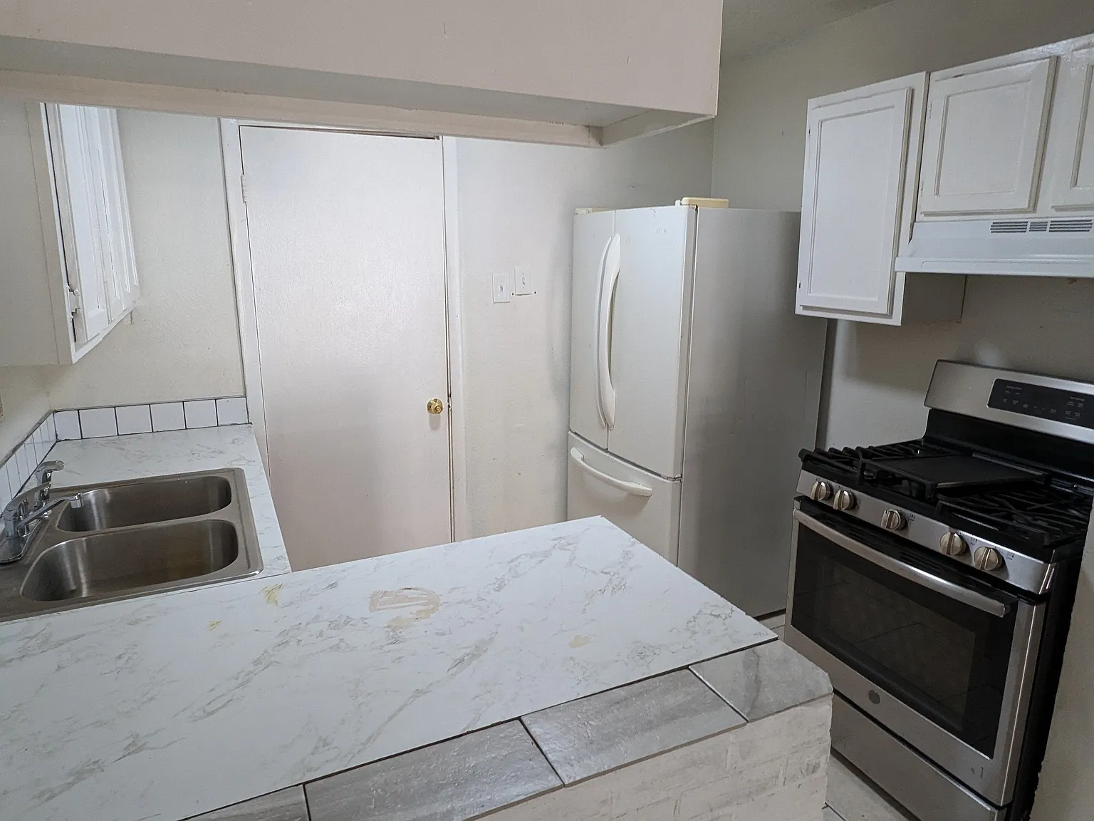 3 bed, 1.5 bath, 1200 sqft, $1,500 — Photo 2