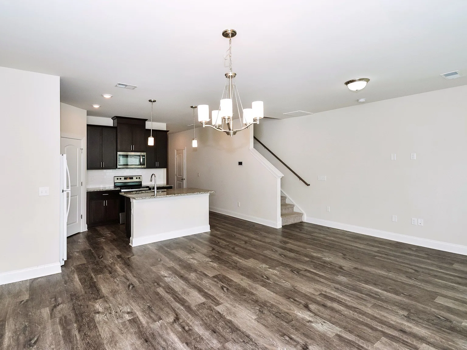 3 bed, 2.5 bath, 1601 sqft, $1,880 — Photo 4
