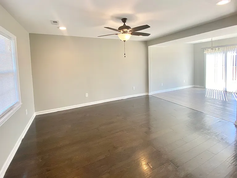 102 Petworth Dr — Photo 2