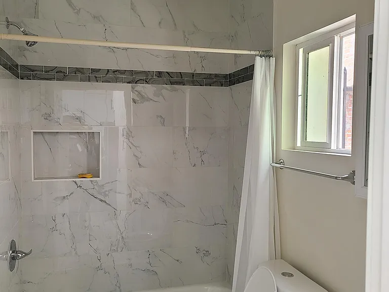 1821 1/4 N Mariposa Ave — Photo 11