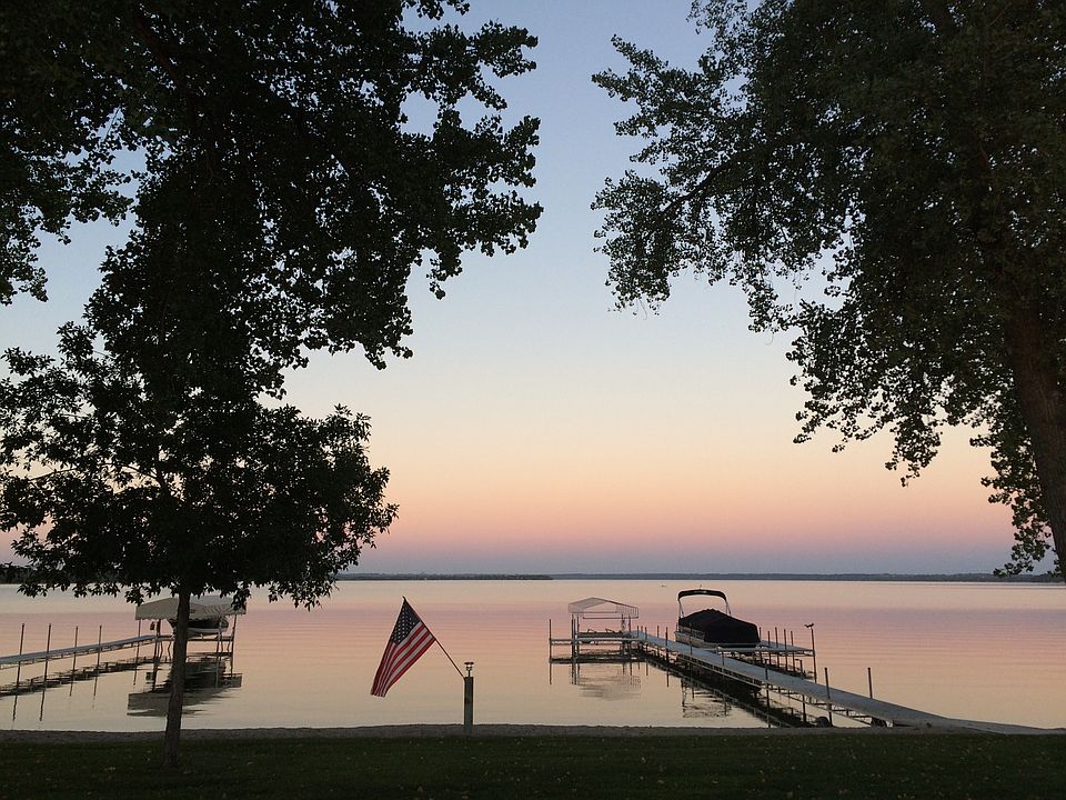 1st image of 741 W Lake Dr