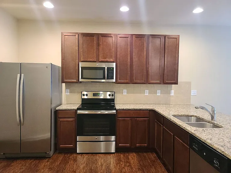 196 Highland Pointe Cir E — Photo 2
