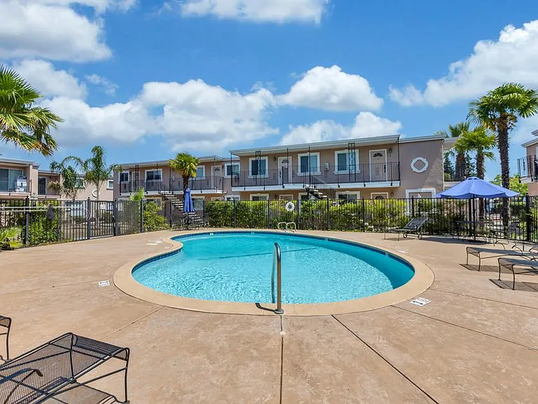 South Land Park Apartments — Photo 8