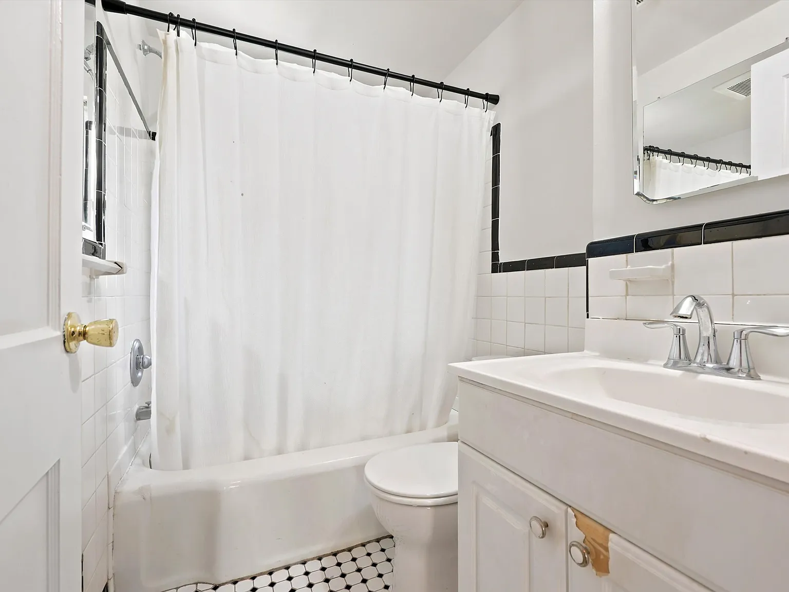2 bed, 896 sqft, $2,000 — Photo 2