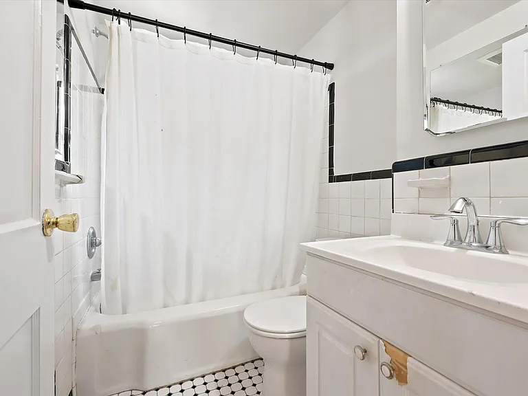 107 Plant Ave — Photo 3