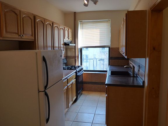 5th image of 2417 28th St APT 3B