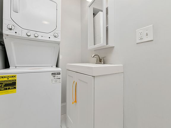 4th image of 155 Chelsea St APT 1
