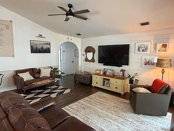 5th image of 922 Pelican Ln