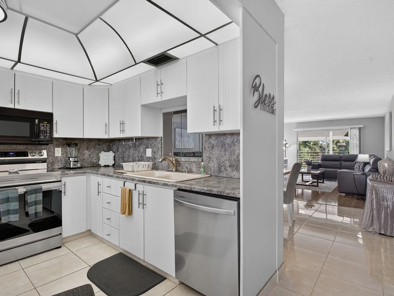 2 bed, 2.0 bath, 1156 sqft, $2,000 — Photo 3