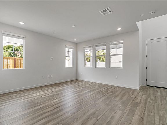 4th image of 132 Clownfish Street