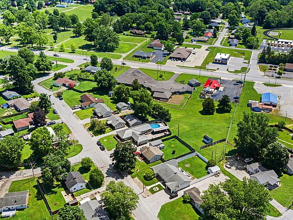 5th image of 705 Maple Dr