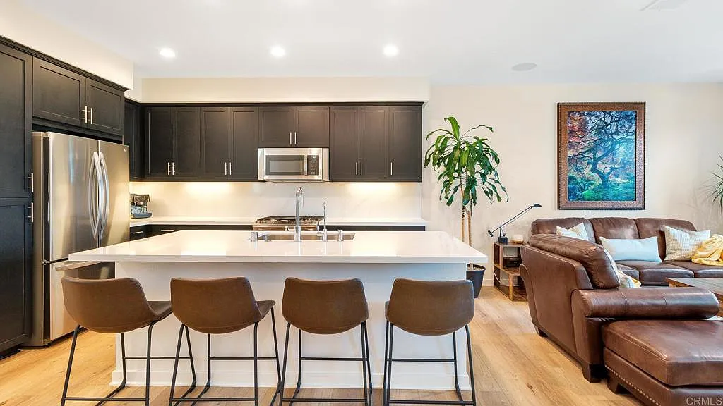 2 bed, 3.5 bath, 1670 sqft, $4,500 — Photo 2