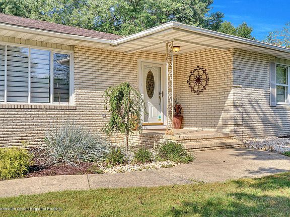 4th image of 834 Brown Ct