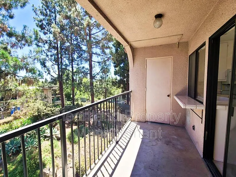 7858 Cowles Mountain Ct #D29 — Photo 8