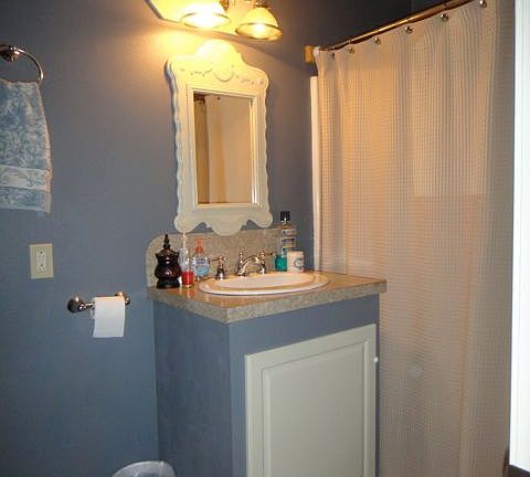 5th image of 1047 Adelle St