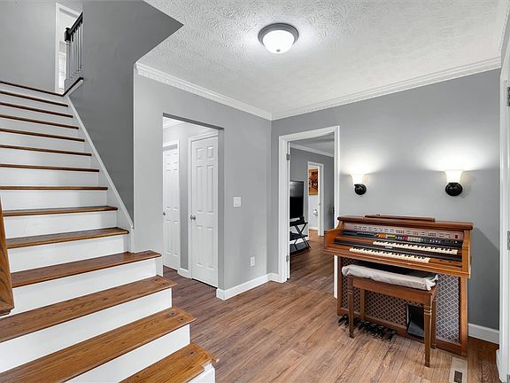 4th image of 1002 Greenwood Ct