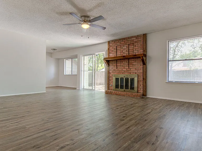 10105 Woodland Village Dr — Photo 3