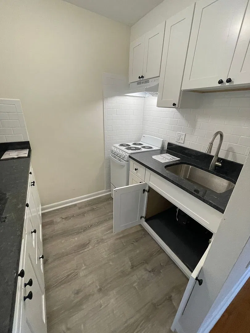One Bedroom in Clean Elevator Building — Photo 3