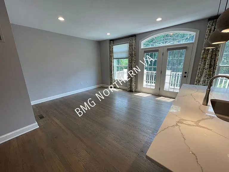 10679 Yorktown Ct — Photo 11