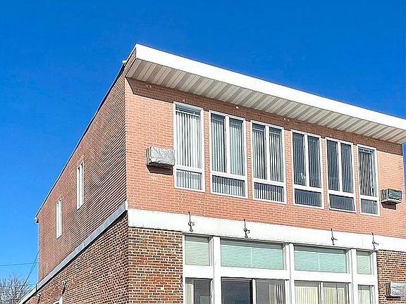 3rd image of 2590 Schurz Ave
