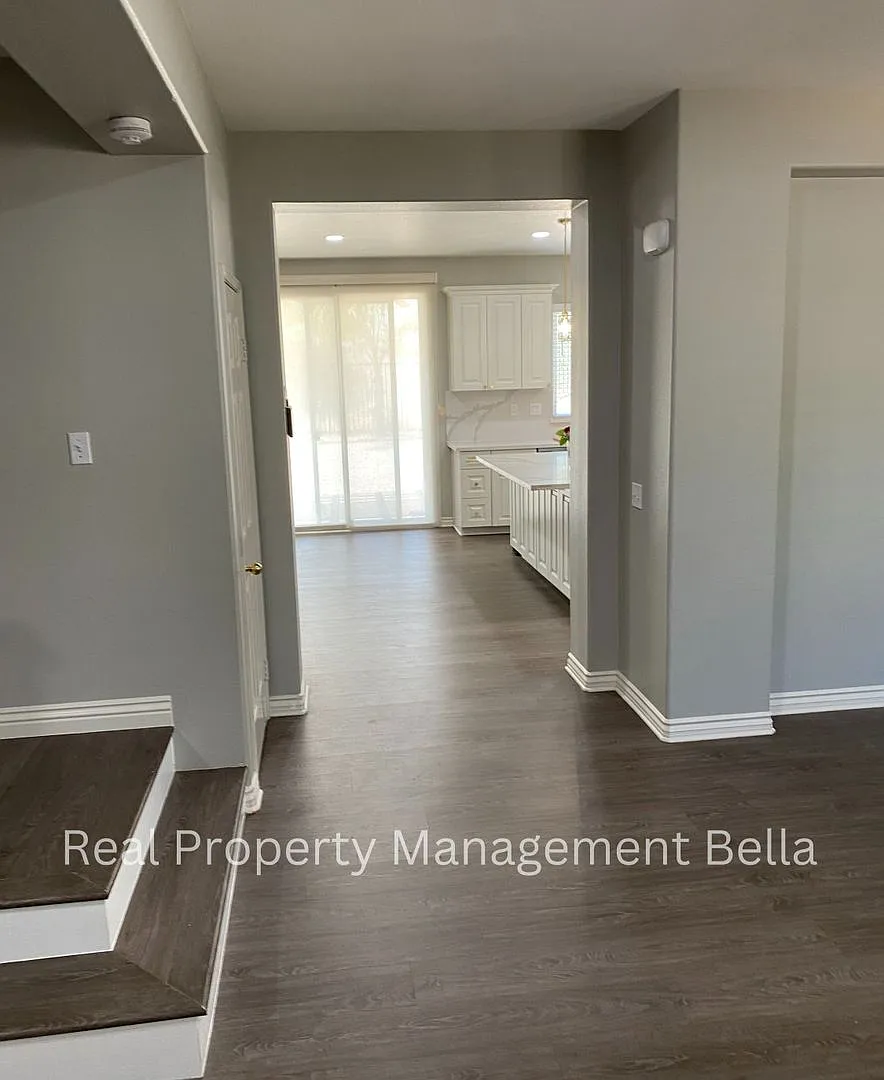 Spacious 5-Bedroom Home with 2 Bedrooms & Bath Downstairs — Photo 4
