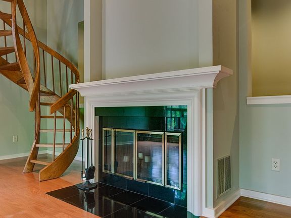 4th image of 11 Oakridge Cir