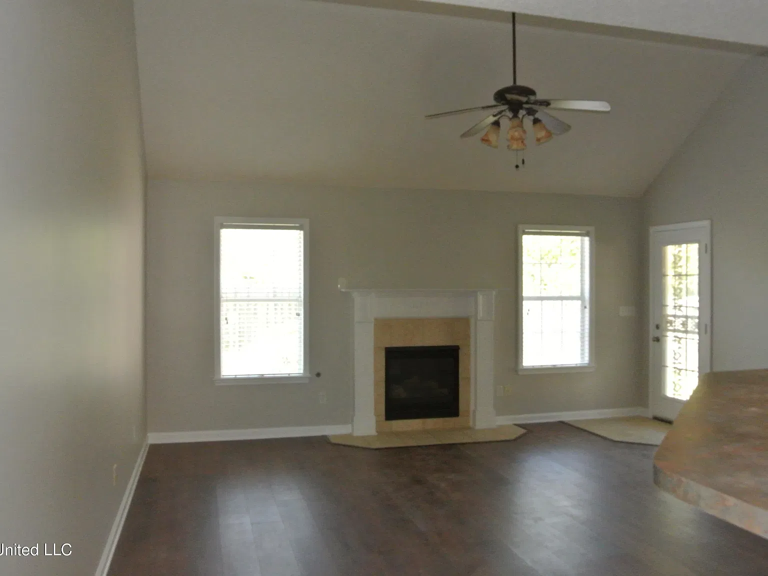 3 bed, 2.0 bath, 1395 sqft, $1,850 — Photo 2