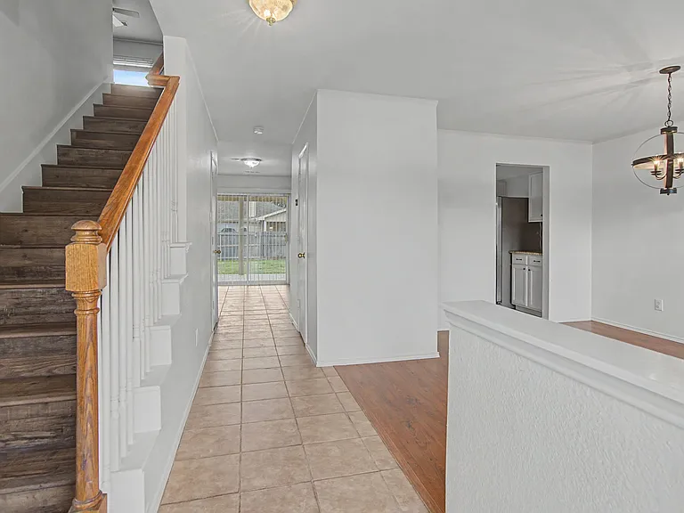 5016 Meridian Ln — Photo 2