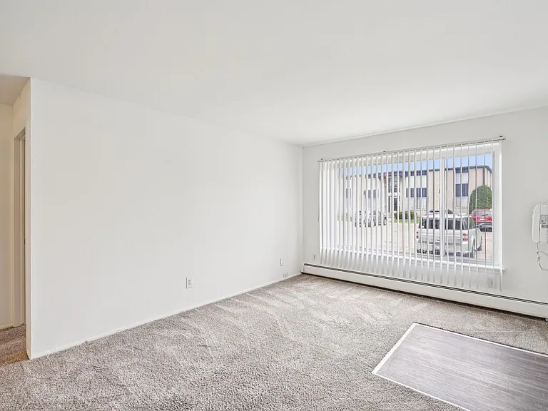 Outer Drive Manor Apartments — Photo 40
