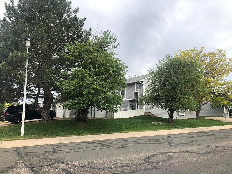 End unit! Enjoy plenty of parking for your visiting friends and family.