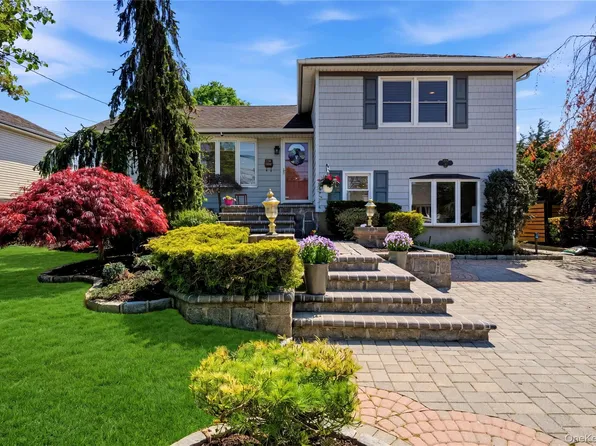 204 Violet Street, Massapequa Park, NY 11762