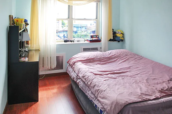 Sold by Thomas Lipovetsky, LREB | media 32