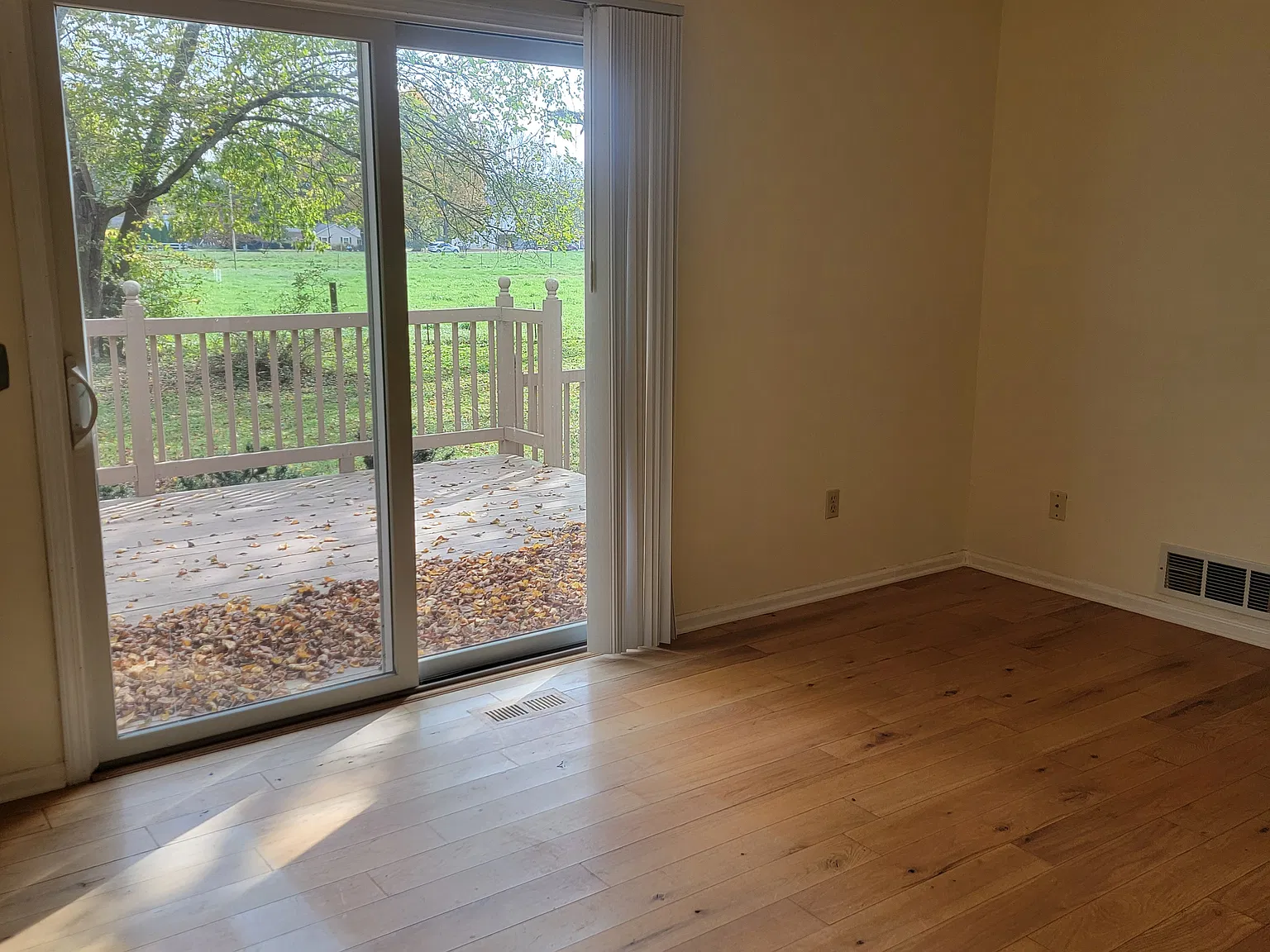 3 bed, 1.5 bath, 1435 sqft, $2,500 — Photo 2