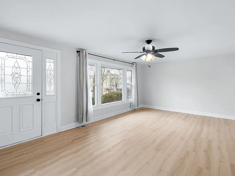 13527 S Mackinaw Ave — Photo 3