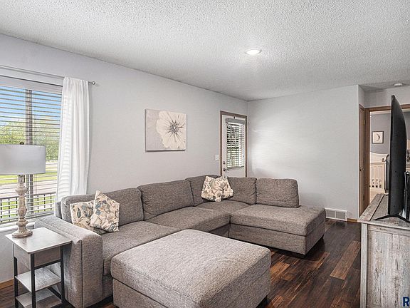 3rd image of 902 S Grant Ave