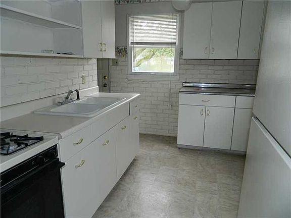 3rd image of 1117 N Goodlet Ave