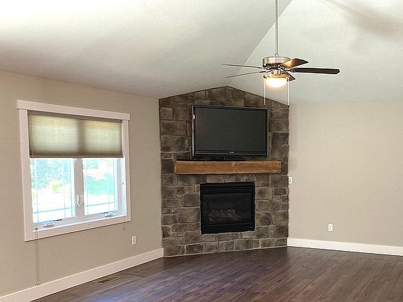 Great-room w/gas fireplace