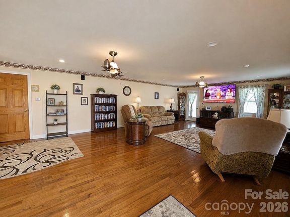 5th image of 907 Sikes Mill Rd