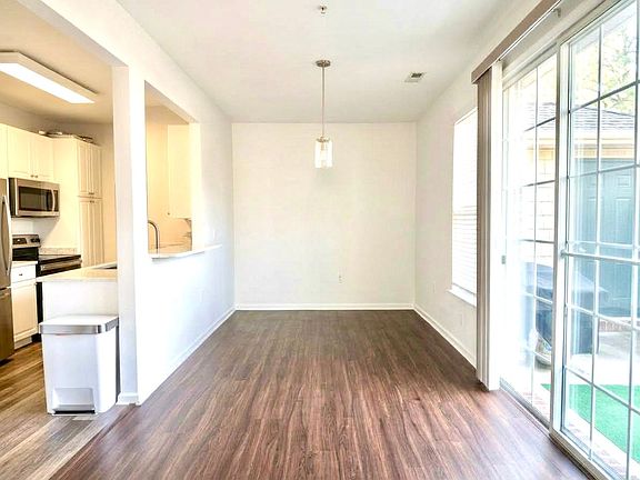 3rd image of 1008 Farrcroft Way