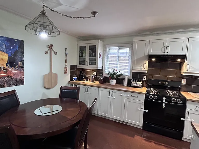 7025 Hickling Cres — Photo 4