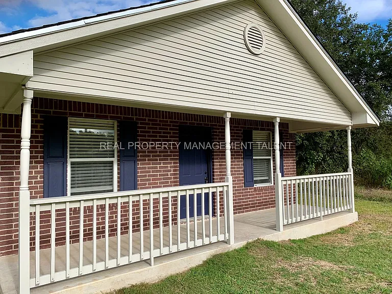 318 N Waco St — Photo 2