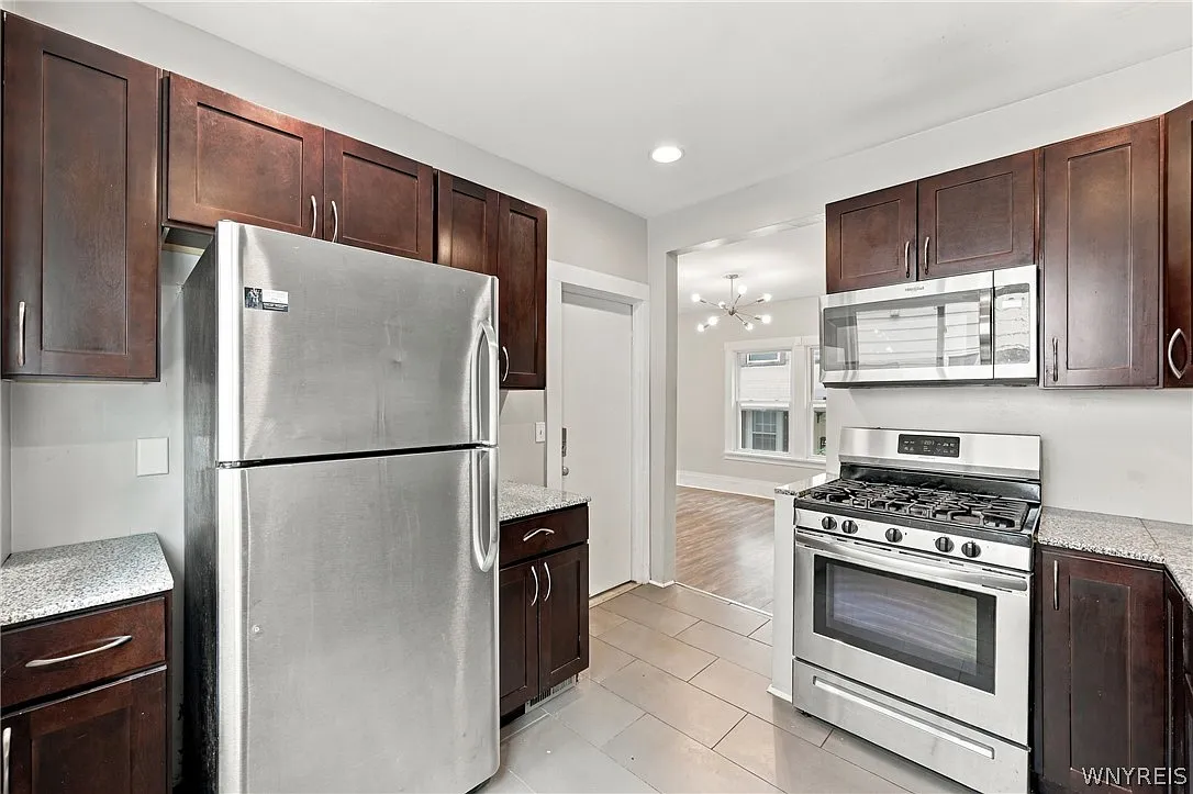 3 bed, 1.0 bath, 902 sqft, $1,600 — Photo 3