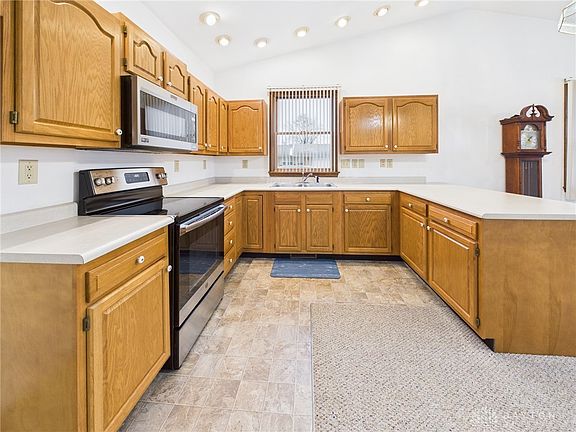 4th image of 140 Dwyer Ave #D1