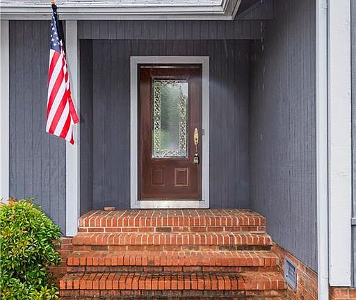 3rd image of 1500 Londonderry Pl